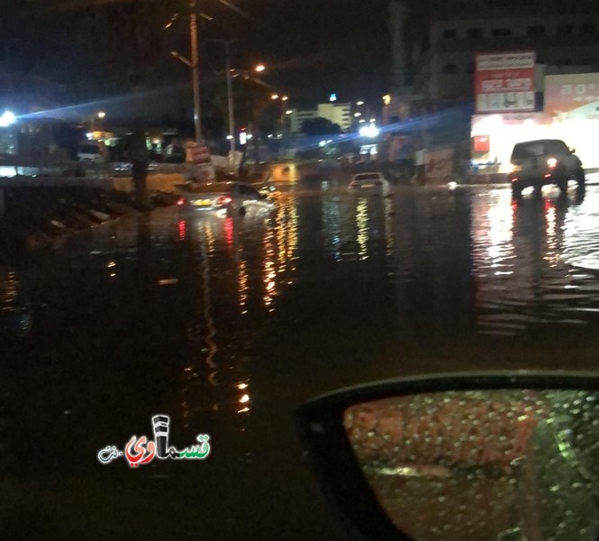 كفرقاسم : منطقة السوق الاخضر تغرق بمياه الامطار  وسيارات تغرق والشباب تقدم المساعده